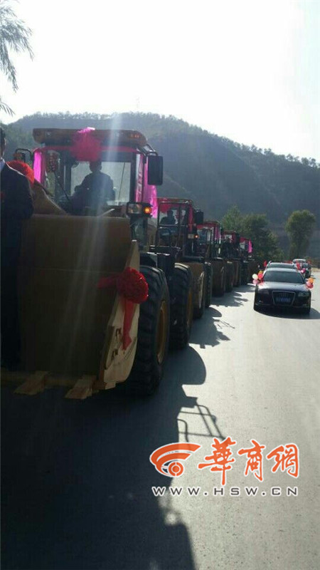 陜西小伙開8臺裝載機接新娘。