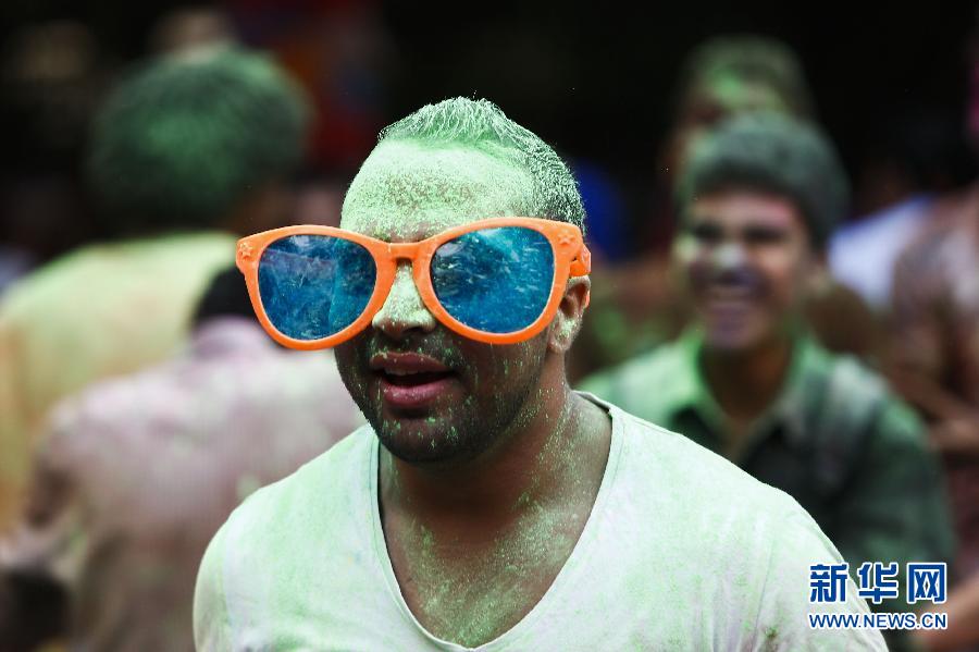 10月16日，在埃及首都開羅，一名男青年在“彩色跑”活動中奔跑。