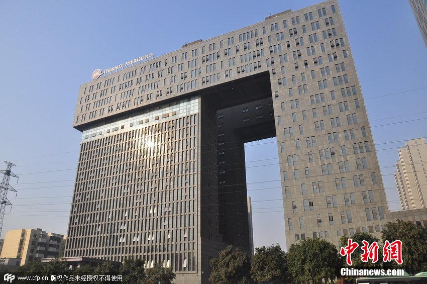 鄭州又現奇葩建筑 大門酷似“大褲衩”