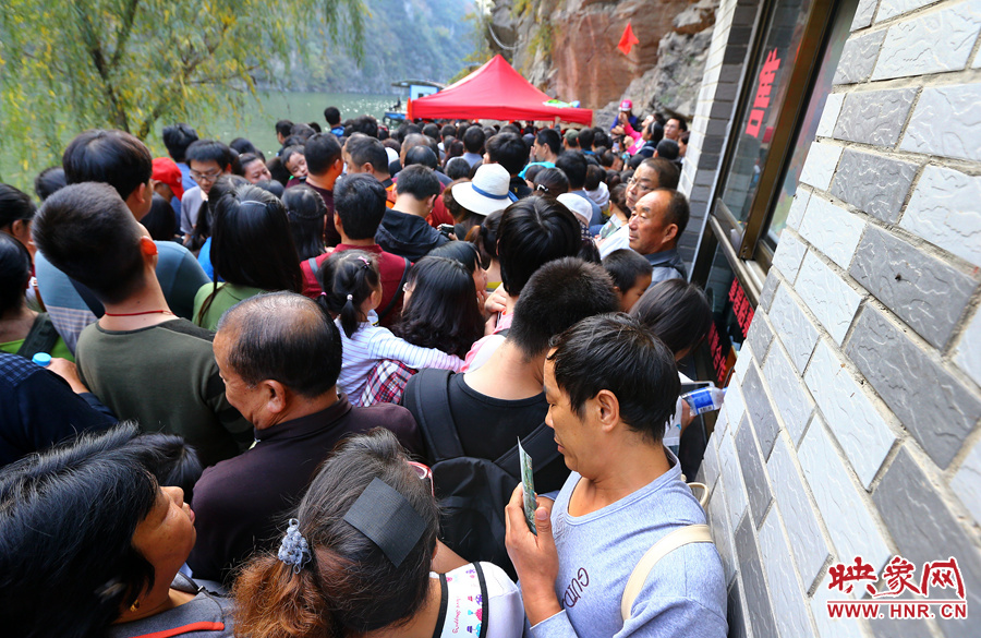 游船售票處前，游客被擠得無法轉(zhuǎn)身