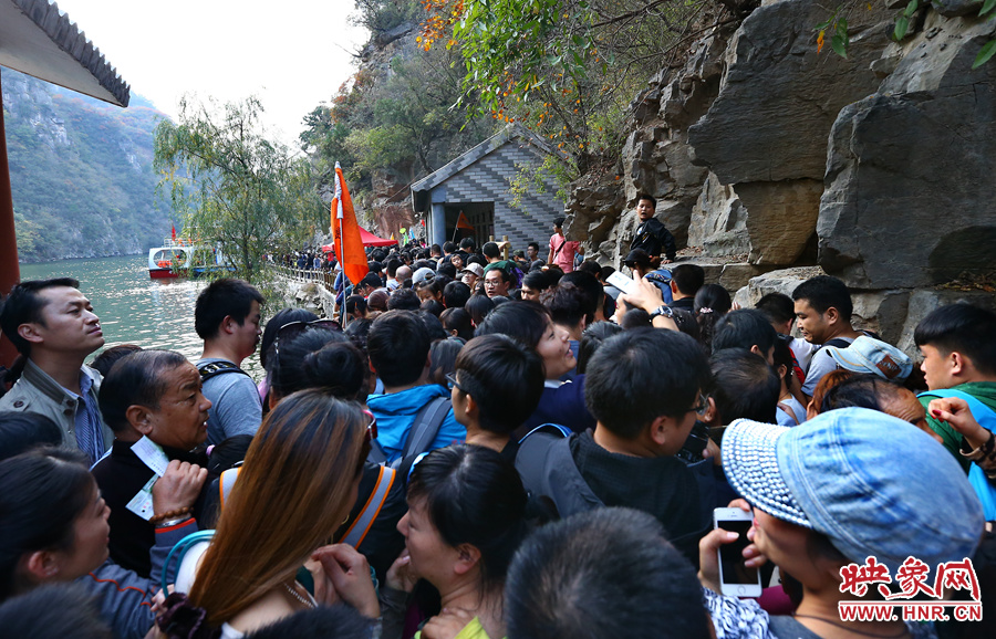 由于景區(qū)沒有良好的疏導(dǎo)和管理，讓游玩的游客被混亂的狀態(tài)破壞了好心情