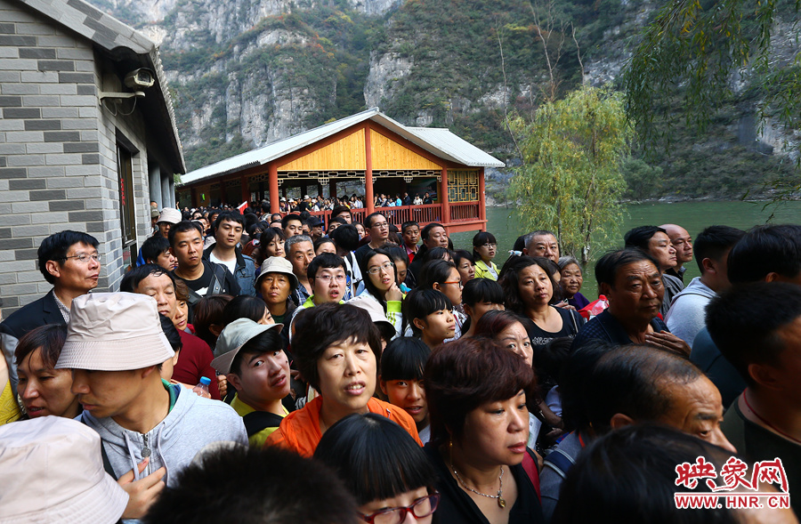 等待上船的碼頭上，游人擁擠不動(dòng)