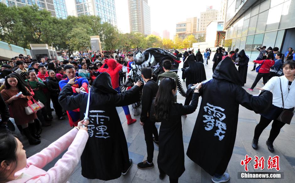 “復仇者聯(lián)盟”與人類共戰(zhàn)“異形”霧霾軍團