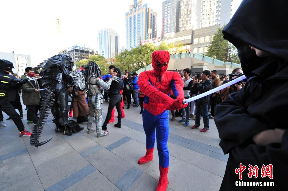 “復仇者聯(lián)盟”與人類共戰(zhàn)“異形”霧霾軍團