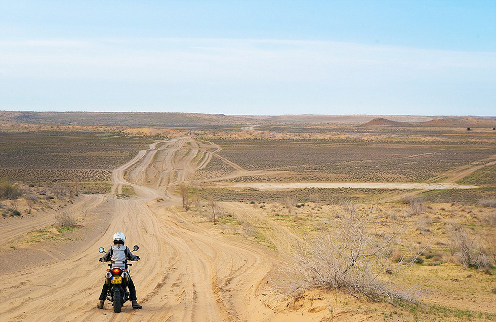 在3個(gè)月中，夫婦倆從阿姆斯特丹到達(dá)蒙古，途中經(jīng)過(guò)16個(gè)國(guó)家。