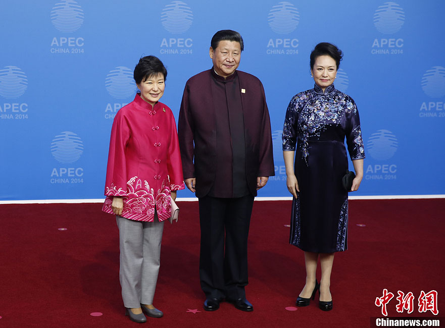 圖為習(xí)近平夫婦歡迎韓國總統(tǒng)樸槿惠。中新社發(fā) 杜洋 攝