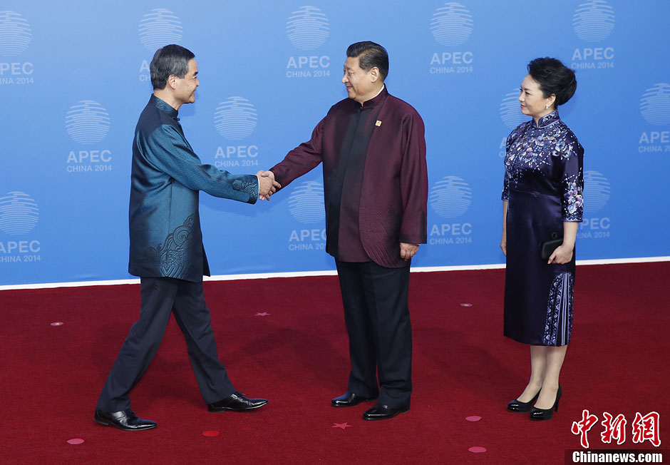 圖為習(xí)近平夫婦歡迎中國香港特別行政區(qū)行政長官梁振英。中新社發(fā) 杜洋 攝