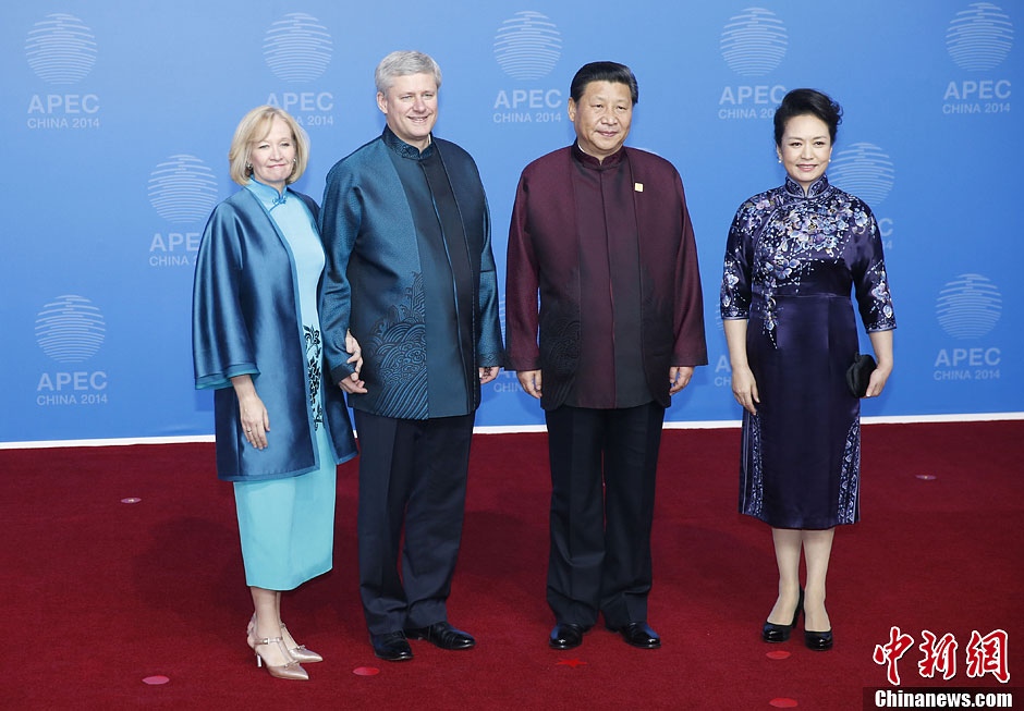 圖為習(xí)近平夫婦歡迎加拿大總理哈珀夫婦。中新社發(fā) 杜洋 攝