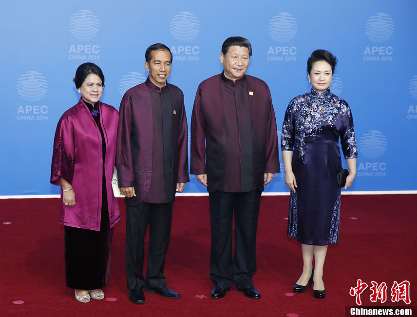 圖為習(xí)近平夫婦歡迎印度尼西亞總統(tǒng)佐科·維多多。中新社發(fā) 杜洋 攝