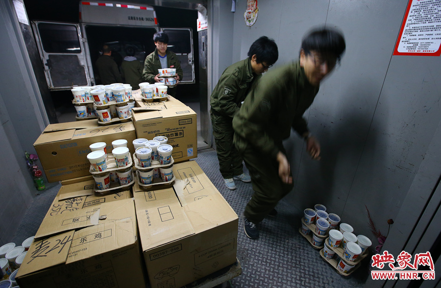 后勤部的員工為奮斗在一線(xiàn)的工作人員送夜宵