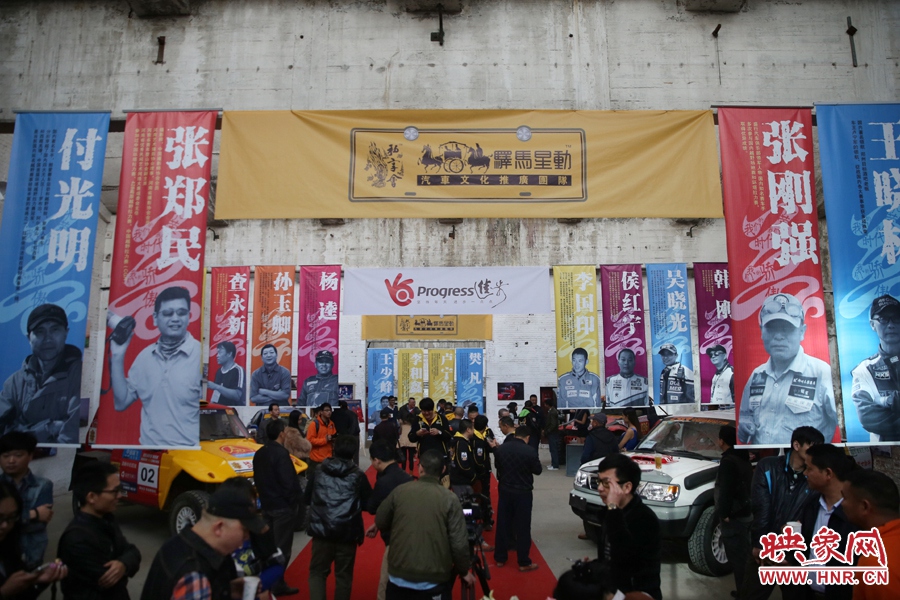 11月11日，河南30年賽車歷程《賽車手眼里的世界》攝影展開展。