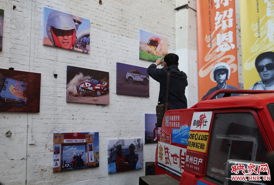 賽車上的攝影師。