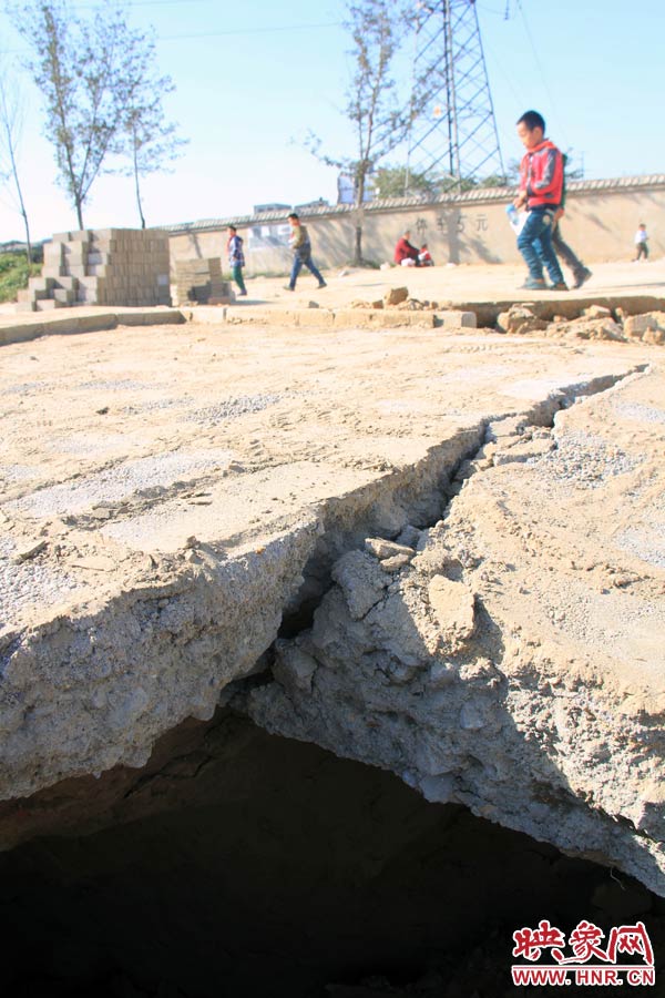 孩子們放學(xué)都要從這里經(jīng)過,非常危險。