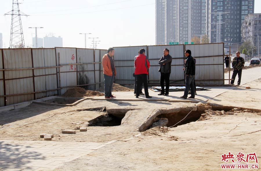 現(xiàn)場一些工作人員表示,會盡快對坍塌地方進行開挖,找到塌方原因。