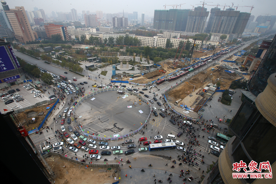 金水路未來路交叉口的圍擋，給原本擁堵的交通增加了更大的壓力