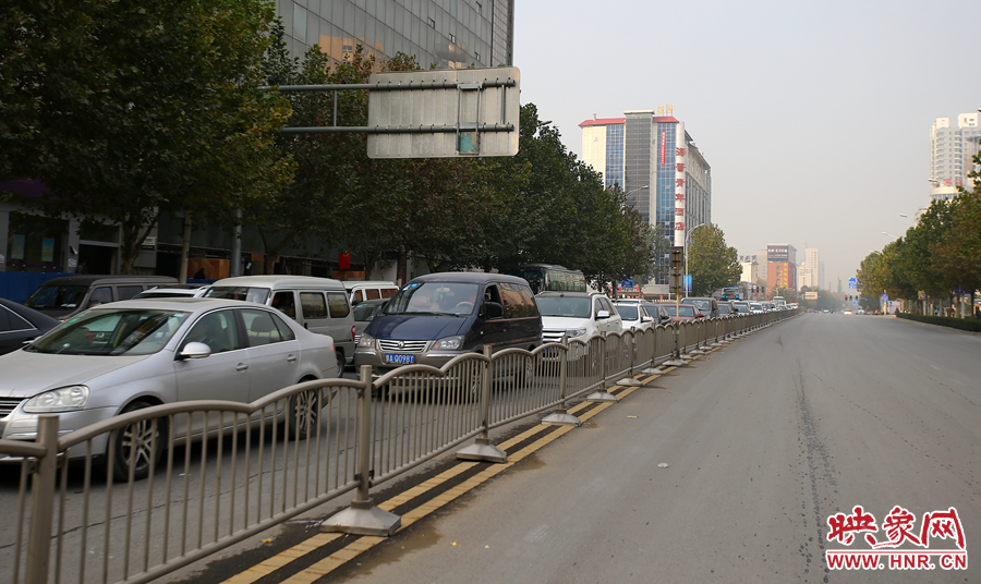 金水路由西向東方向汽車一樣排著長長的隊(duì)伍