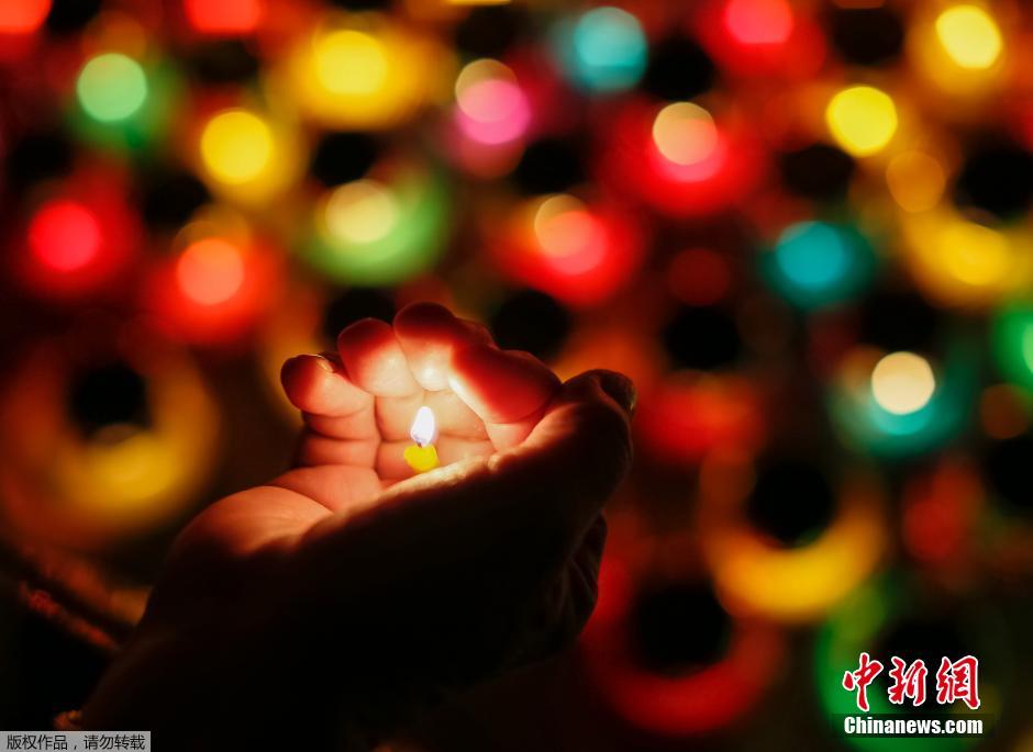 當(dāng)?shù)貢r間2014年11月22日，烏克蘭基輔，民眾舉行儀式紀(jì)念1932-1933烏克蘭大饑荒81周年