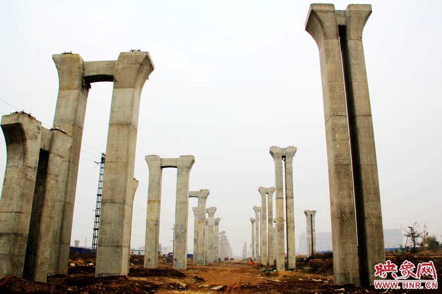 橋墩聳立，一片荒涼。