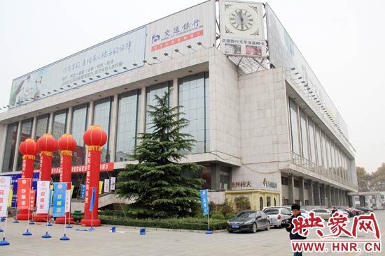 11月28日，記者從鄭州市政府獲悉，河南省人民會(huì)堂決定拆除違法存在10多年的巨型樓頂廣告。