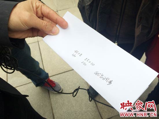 經(jīng)過(guò)初步測(cè)量，河南省人民會(huì)堂主樓的違法廣告牌面積為910平米。