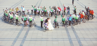 騎友們圍成一個“心”形，郝幸福在心尖上深情地親吻著新娘。