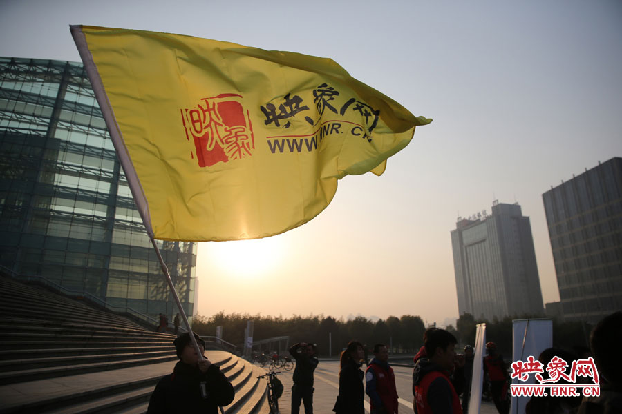 在映象網(wǎng)旗幟的召喚下，車友們匯聚在鄭東新區(qū)。