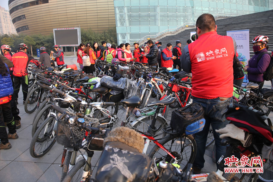 參加活動的車友太多，忙壞攝影師