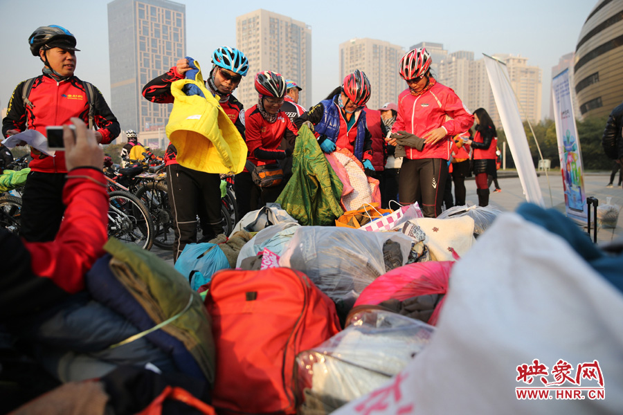 15捐贈之前，再試穿一下老式花棉襖