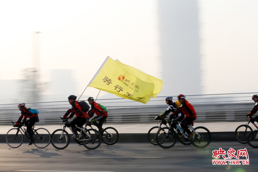 獻愛心、騎行天下，映象網(wǎng)騎行車友樂翻天