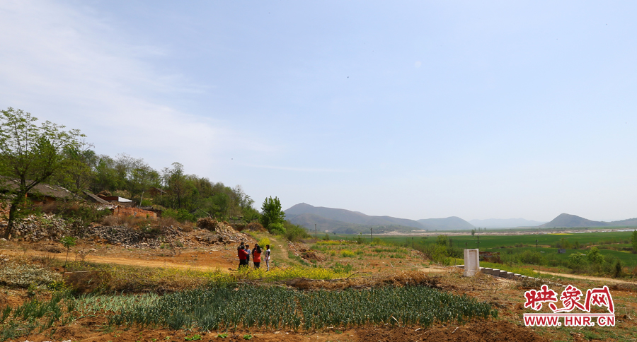 畫面左側(cè)的石井村是個只有十幾口人的小村，庫區(qū)移民搬遷時從遠處低洼處遷到此