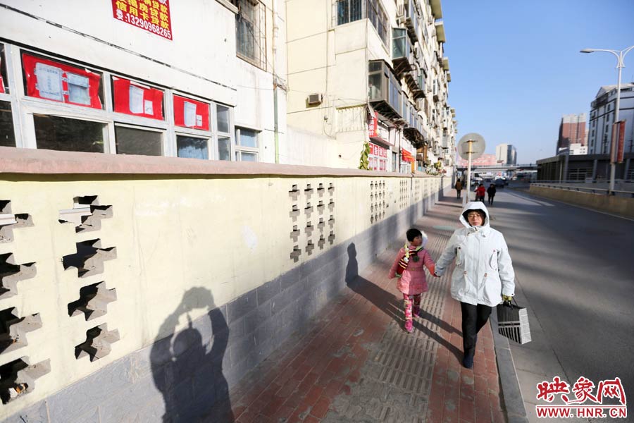 市民從墻外走過。