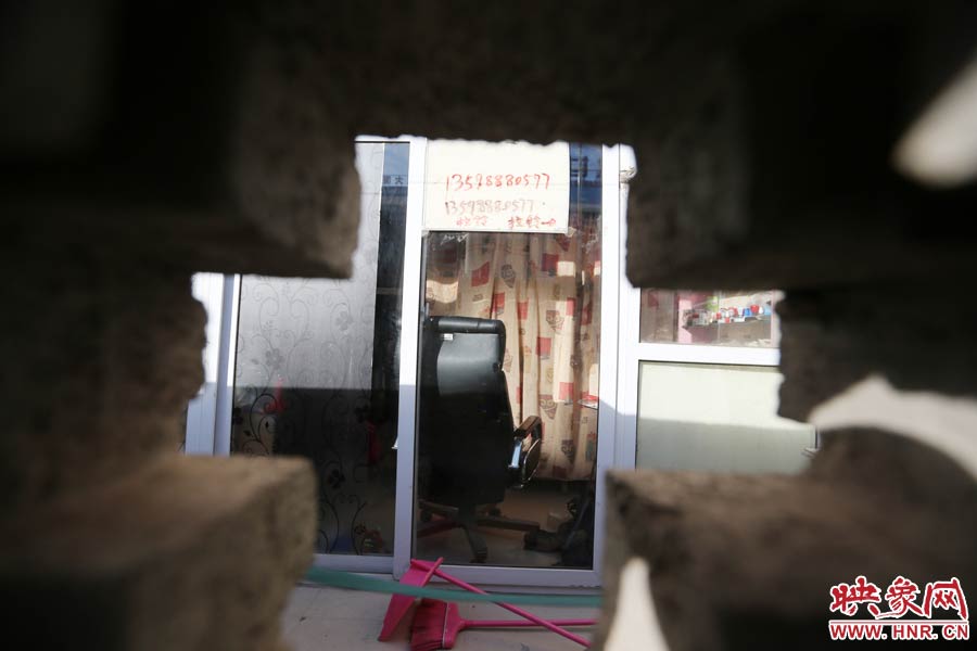 透過墻上的格子，可以看到里面的一切。