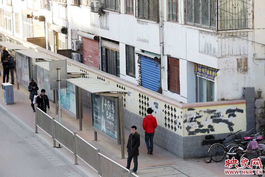 圍墻外是一處公交站牌。