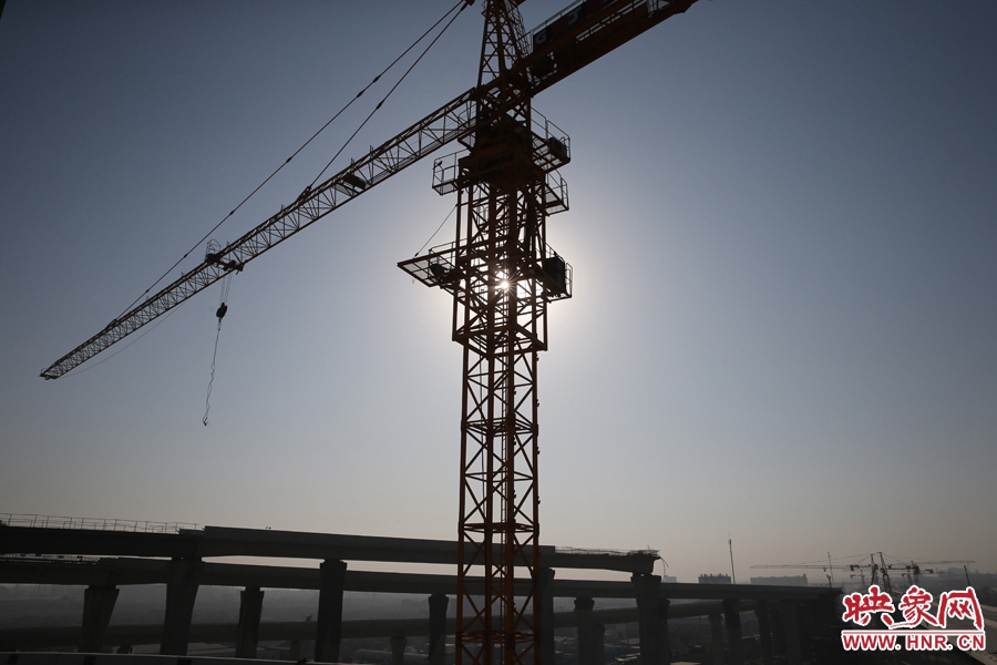 隴海高架與西四環(huán)立交仍在緊張施工中。