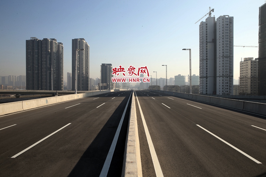 隴海高架過西三環(huán)進入市區(qū)。