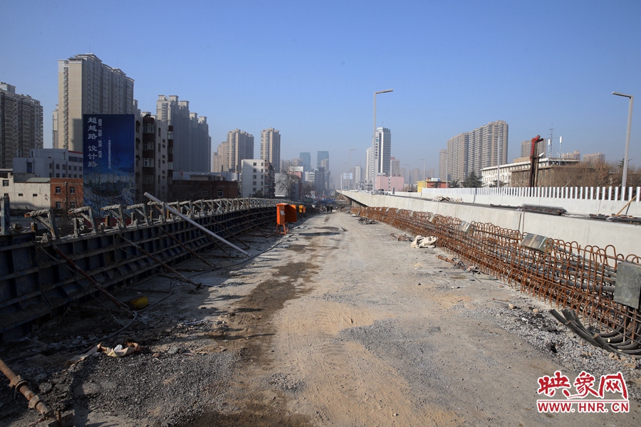 由西向東方向，嵩山南路出口以東，仍在緊張施工中。