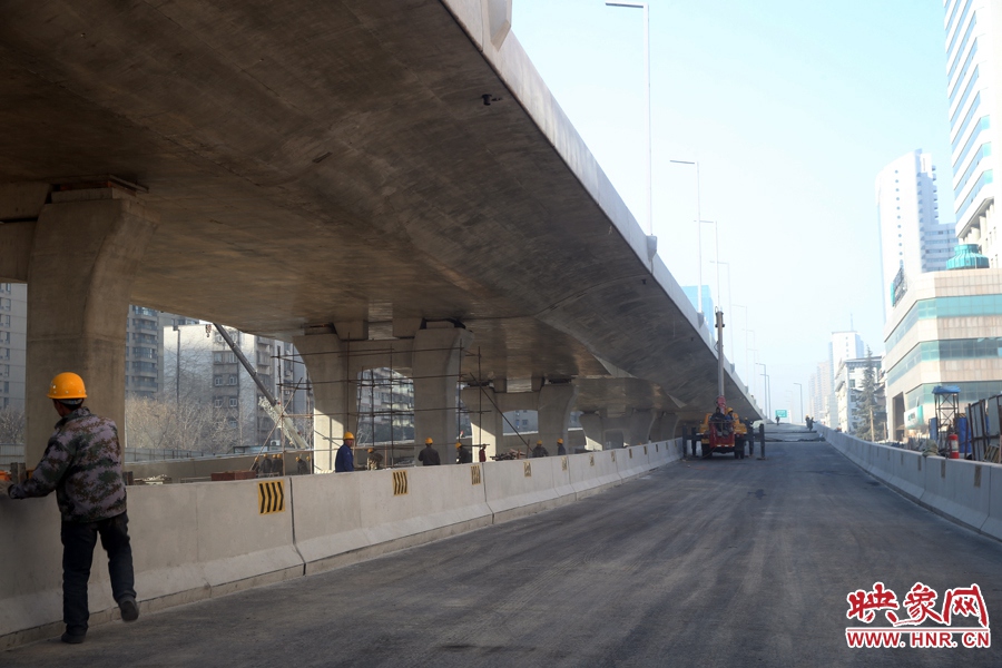 由西向東方向，嵩山南路出口以東，仍在緊張施工中。