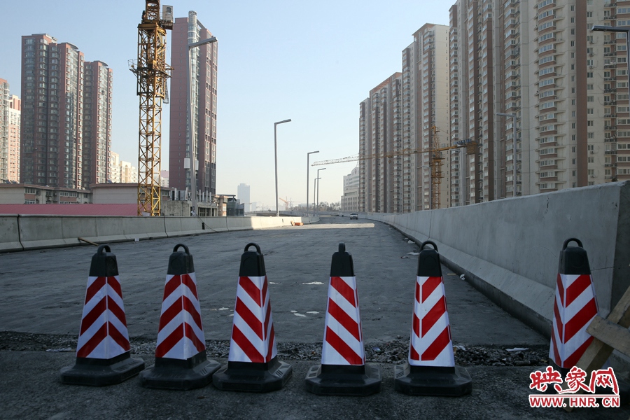 由西向東方向，嵩山南路出口以東，仍在緊張施工中。