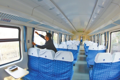 硬座車廂 藍(lán)色座套，清清爽爽。