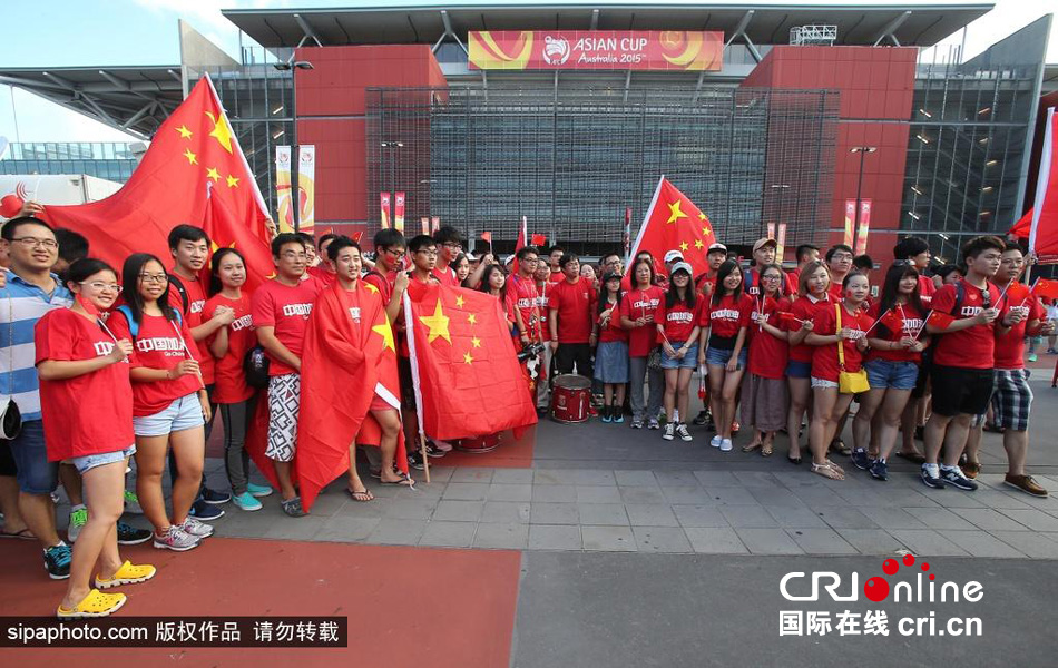 北京時(shí)間1月10日，中國隊(duì)迎來亞洲杯首場比賽，賽前中國球迷揮舞國旗進(jìn)場，為國足助威。