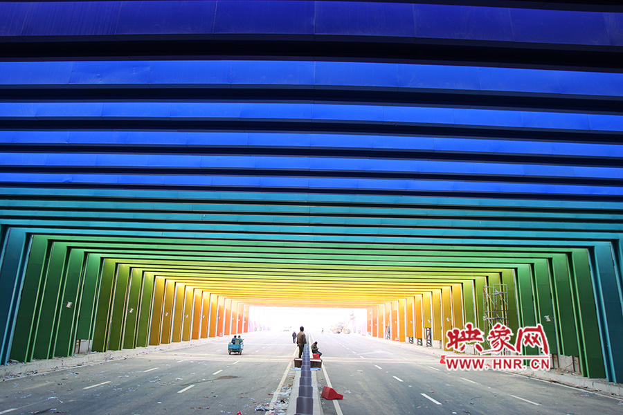 出隧道時由顏色過渡為紫色。