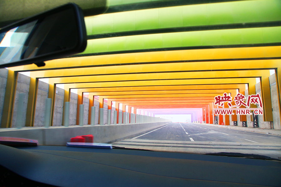 出隧道光線變化由暗到明。