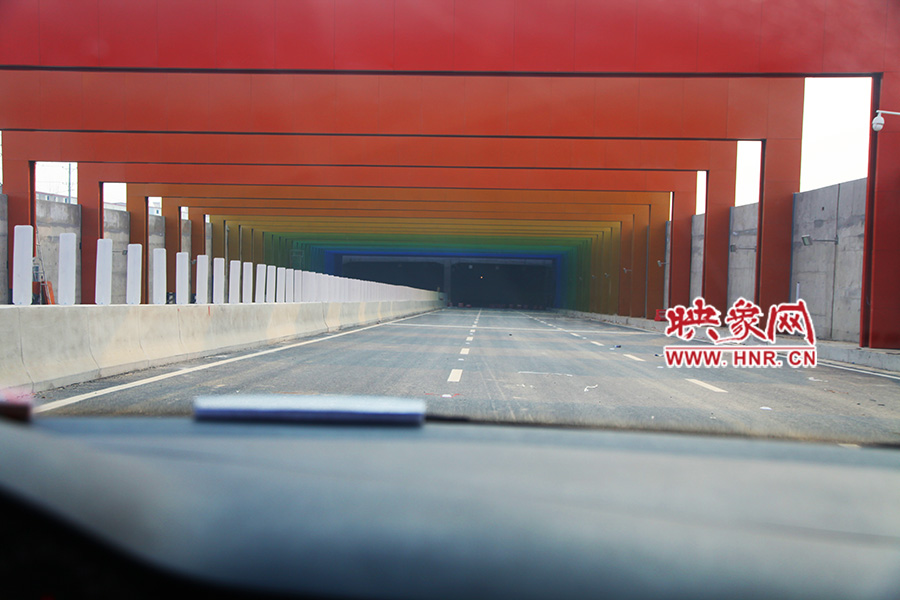 進隧道時，由明到暗。