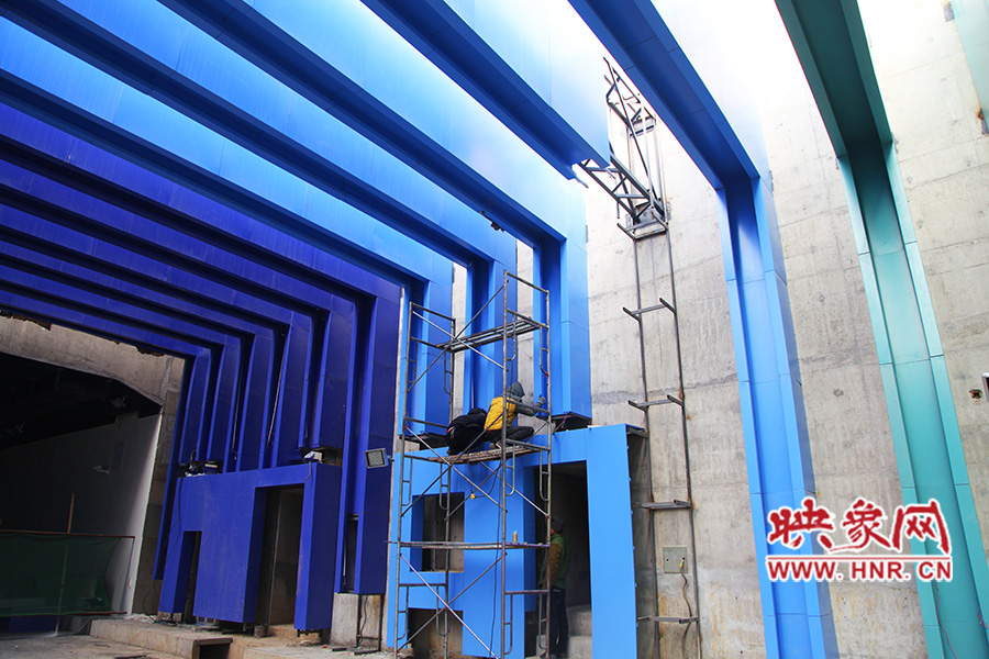 工人還在緊張施工。