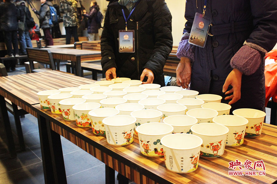 施粥人員準(zhǔn)備了一次性飯盒，方便市民攜帶。