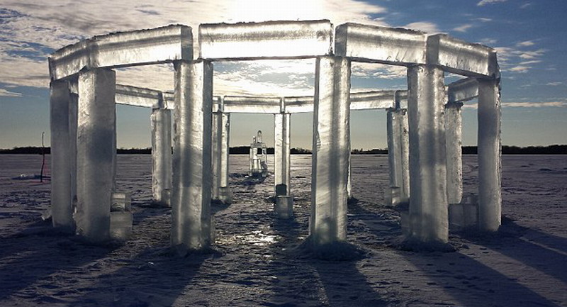 5名美國人制造冰柱版巨石陣。（網(wǎng)頁截圖）