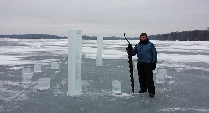 　這5名美國人使用鏈鋸和冰刀切割冰塊，用了2周時(shí)間才建成巨大的冰柱巨石陣。（網(wǎng)頁截圖）