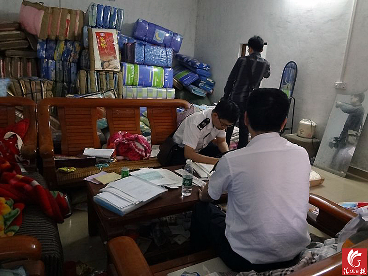 執(zhí)法人員對“黑心棉”窩點進行登記取證。