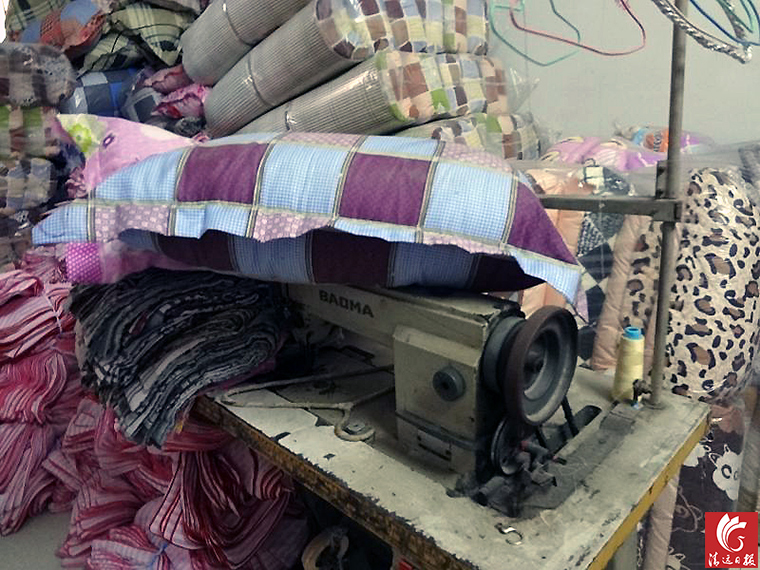 作坊一角。執(zhí)法人員稱，該作坊利用廢舊棉花和劣質(zhì)絮用纖維進行違法加工。