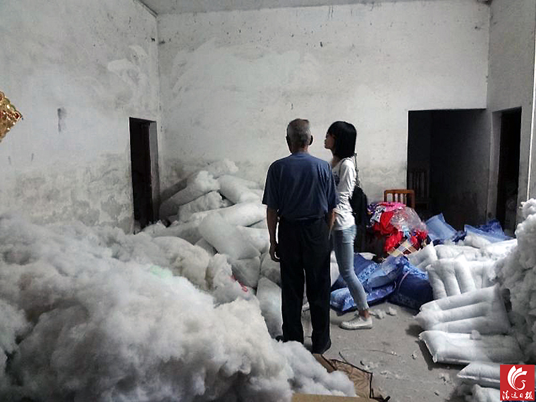 “黑心棉”堆滿了房間的每個角落。